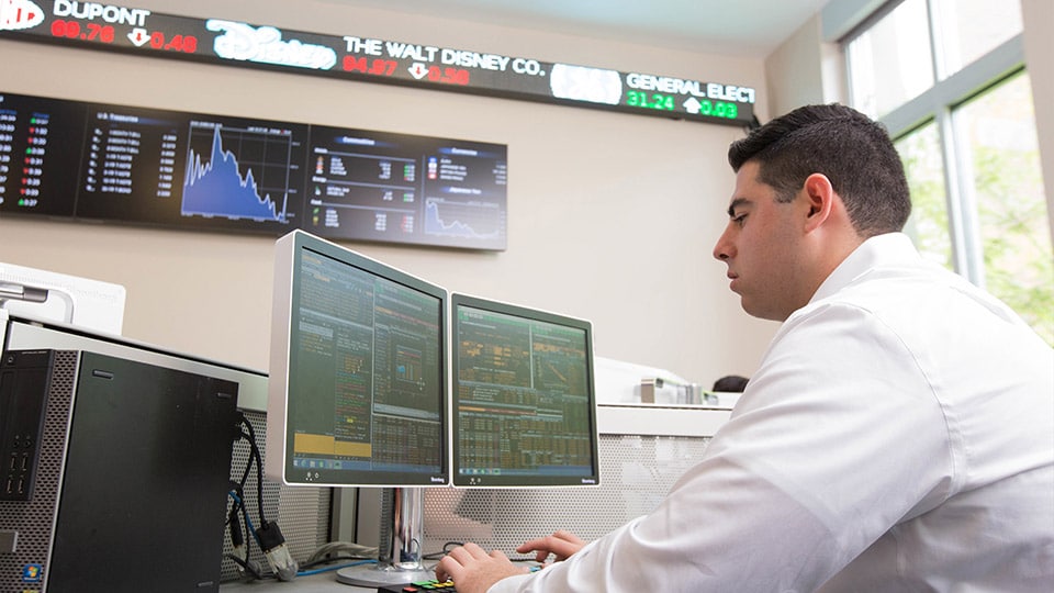Student working in the Capital Markets Lab