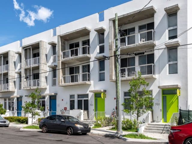 Townhouses in Miami with no off-street parking