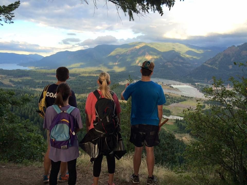 Four FLA students overlook the Columbia River Gorge