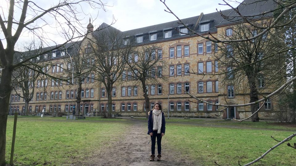 Young woman with HS Osnabrück campus building in the background